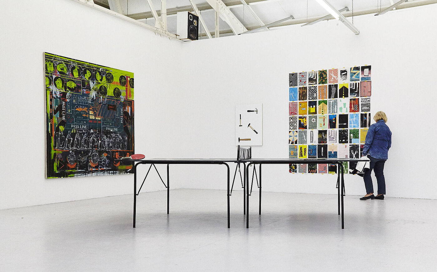 Menschen beim Besuch einer Ausstellung in der Galerie der HBK Braunschweig