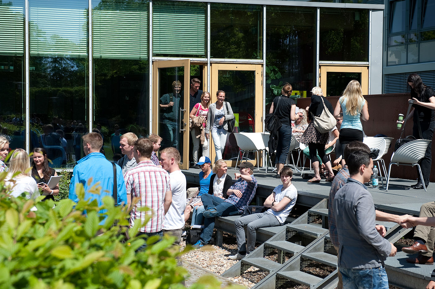 Viele Studierende stehen vor der Infothek am Campus Oldenburg der Jade HS zusammen