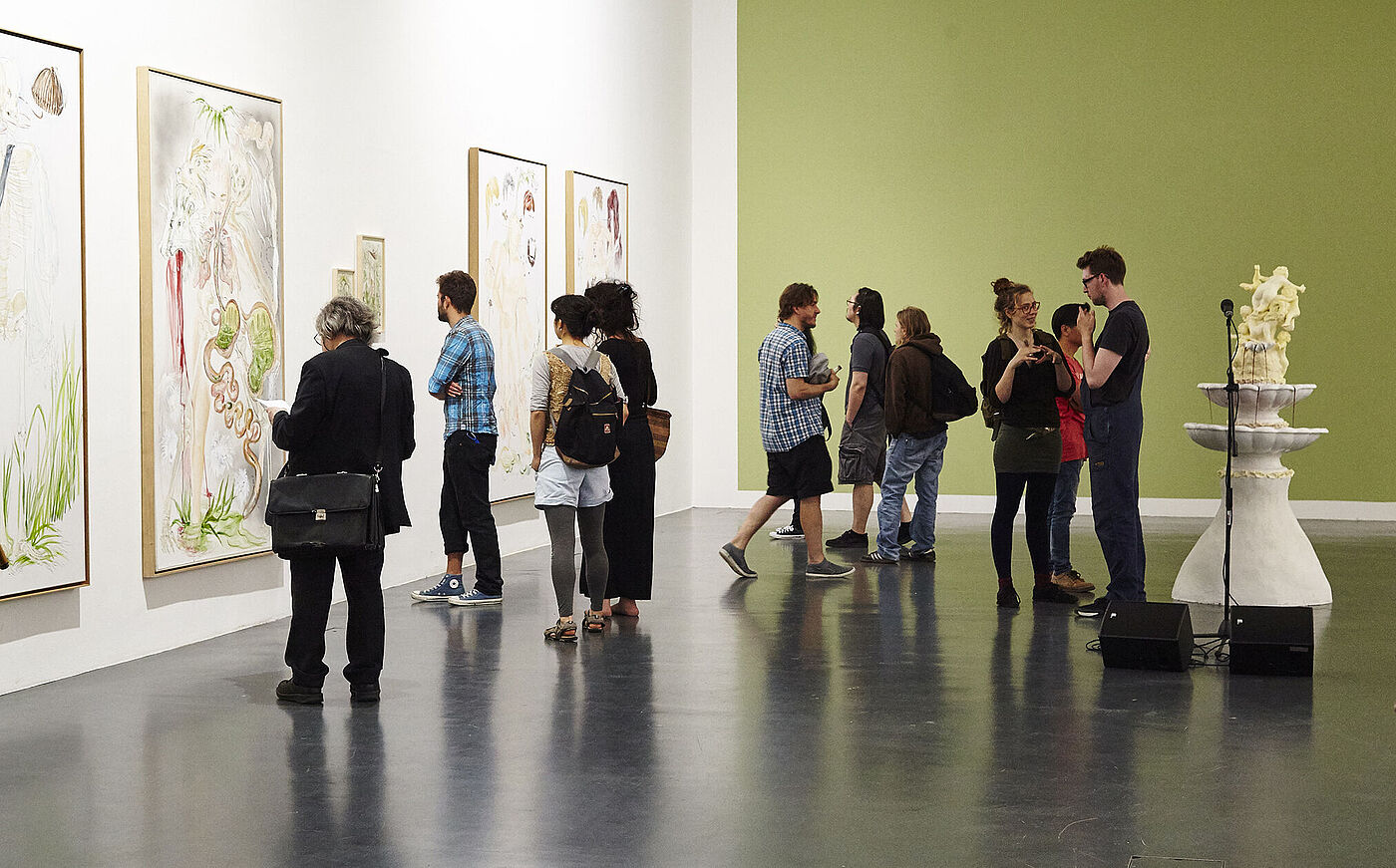 Menschen beim Besuch einer Ausstellung in der Galerie der HBK Braunschweig