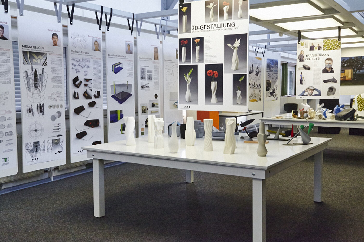 Verschiedene Design- und Kunstobjekte werden an der HBK Braunschweig präsentiert