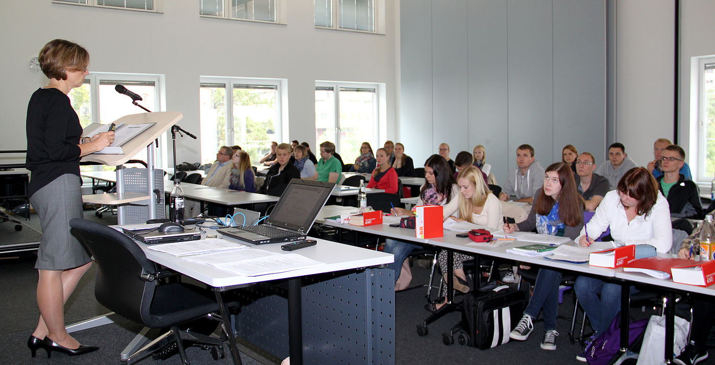 Studierende und Lehrende in einer Vorlesung der Kommunalen Hochschule für Verwaltung in Niedersachsen