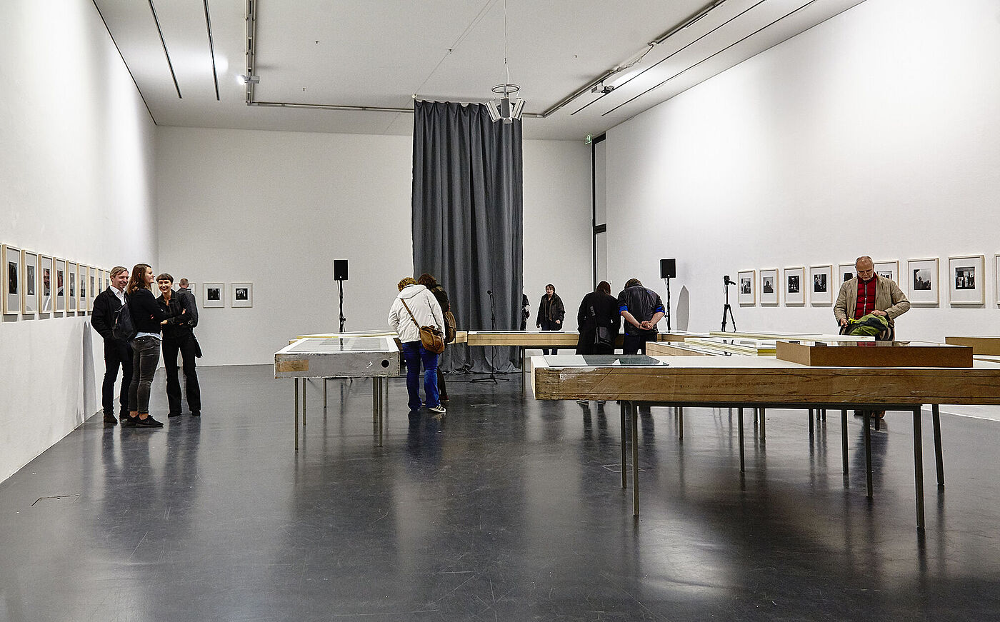 Menschen beim Besuch einer Ausstellung in der Galerie der HBK Braunschweig