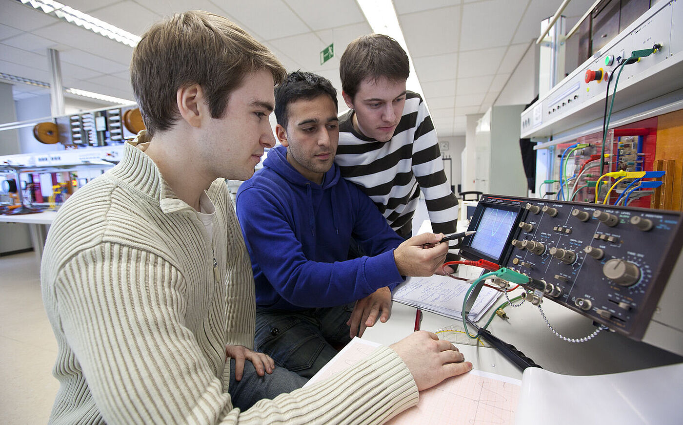 Drei Studierende arbeiten im Elektrotechnik-Labor der Universität Hannover 