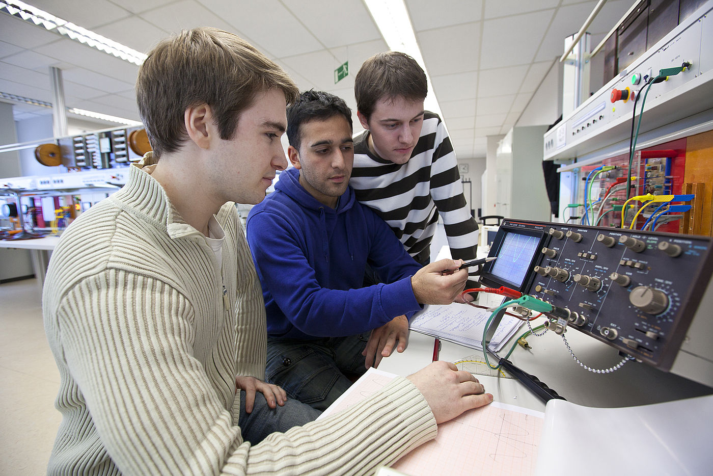 Drei Studierende arbeiten im Elektrotechnik-Labor der Universität Hannover 