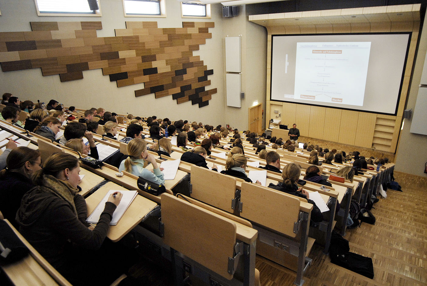 Studierende während einer Vorlesung im Hörsaal der Tierärztlichen Hochschule Hannover