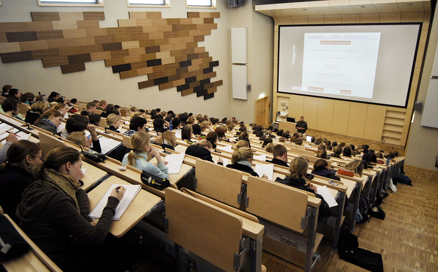 Studierende während einer Vorlesung im Hörsaal der Tierärztlichen Hochschule Hannover