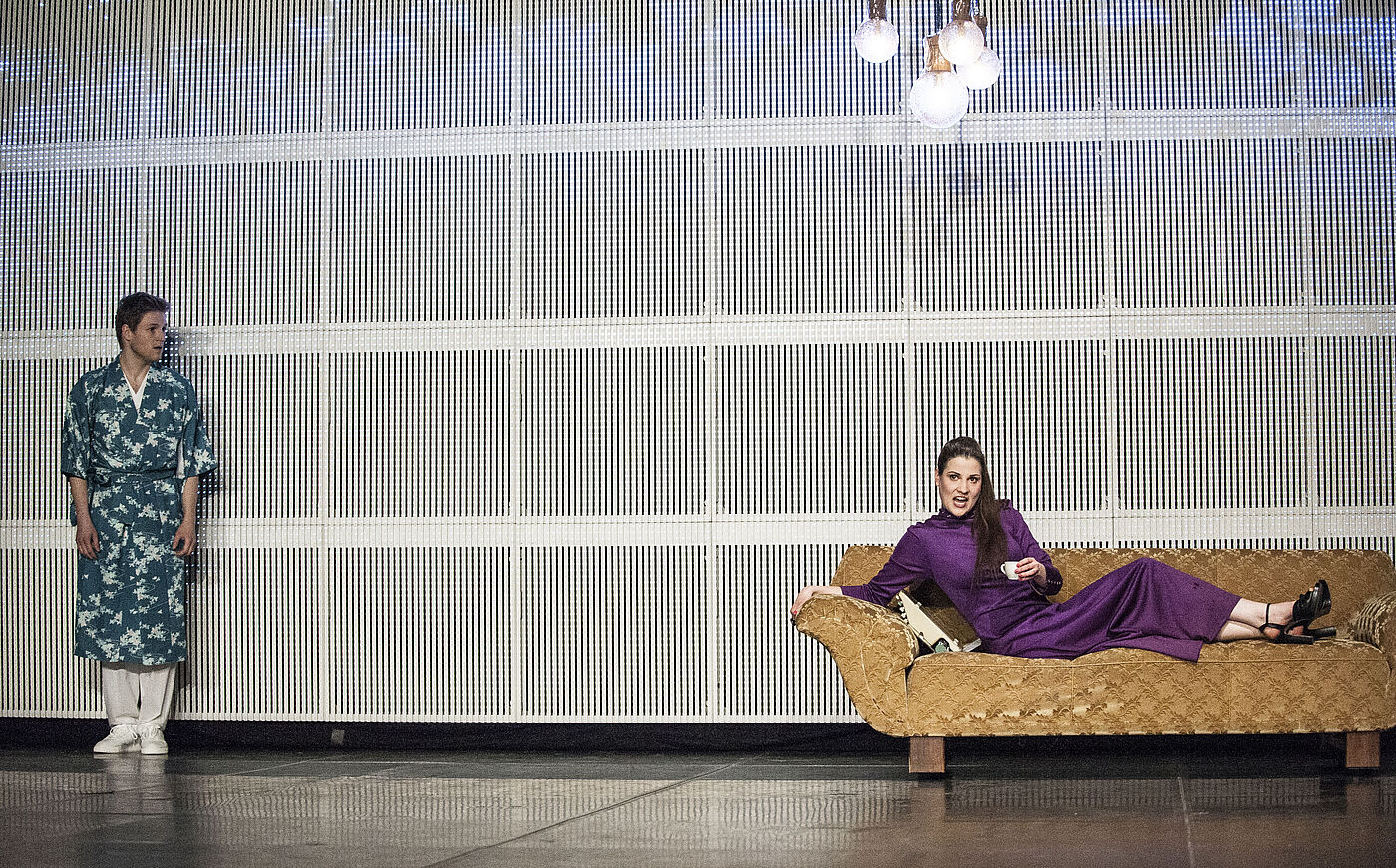 Studierende in Verkleidung auf der Bühne bei einem Theaterstück an der HMTM Hannover
