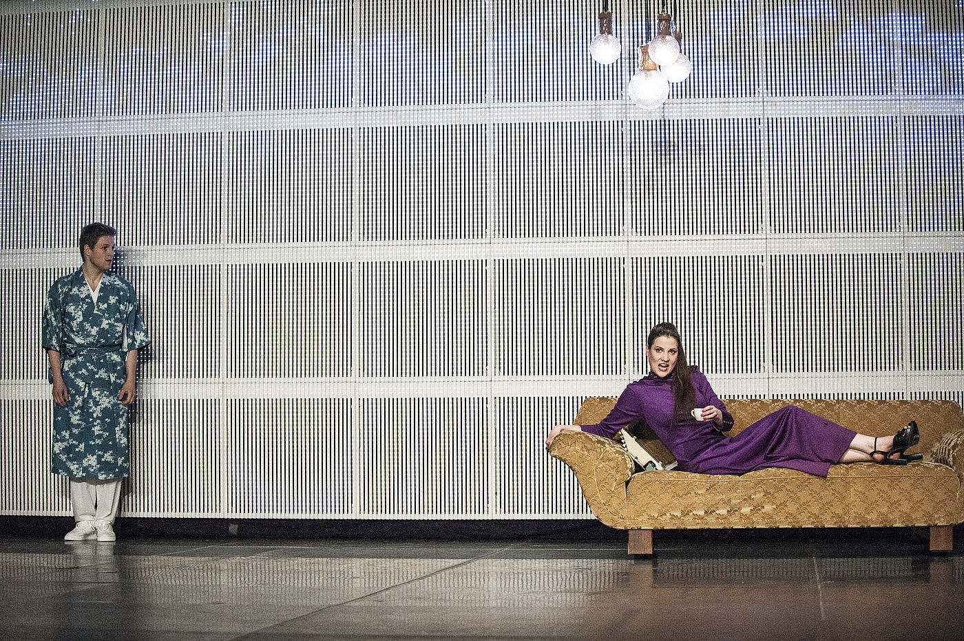 Studierende in Verkleidung auf der Bühne bei einem Theaterstück an der HMTM Hannover