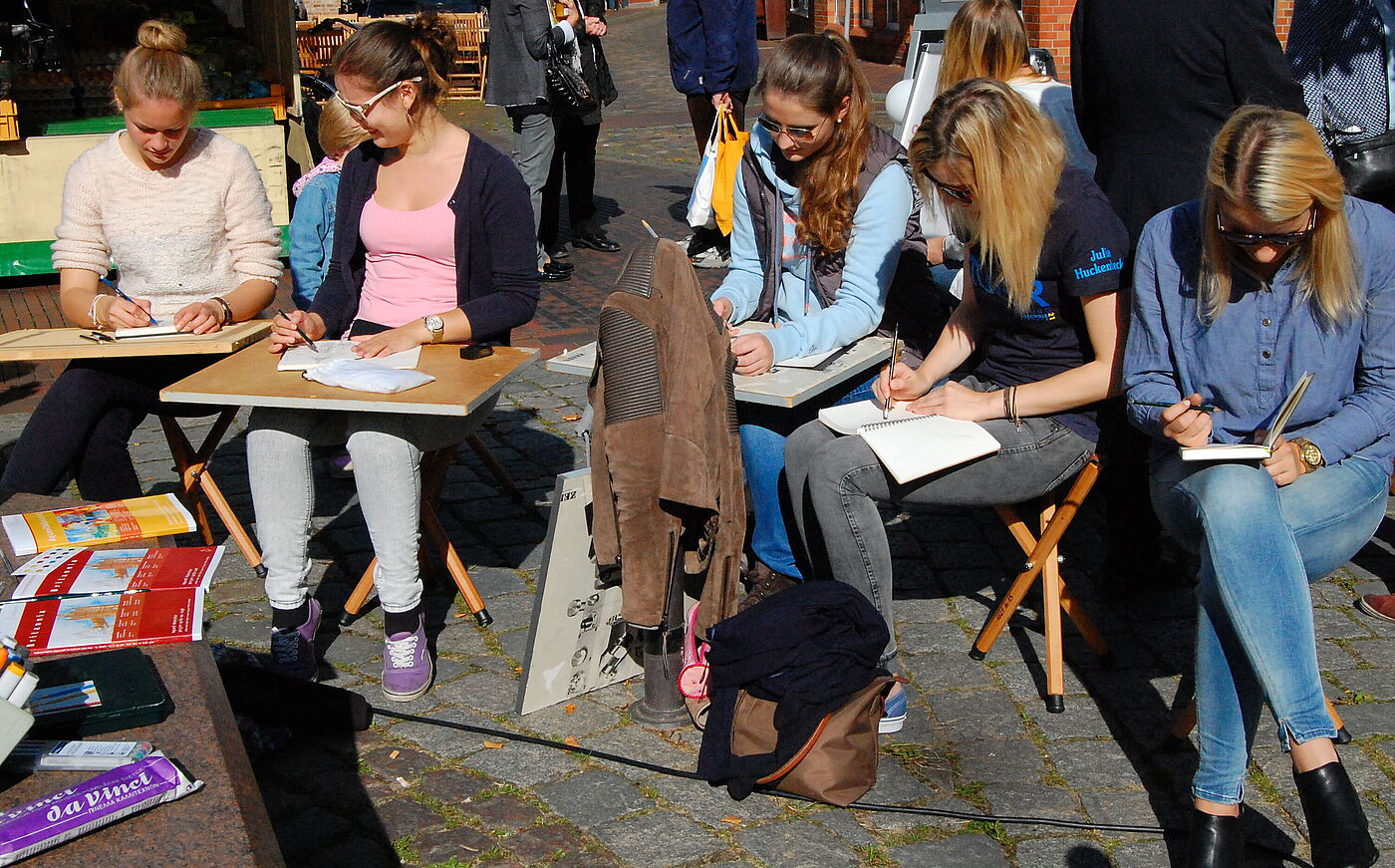 Studierende der HS21 beim Freihandzeichnen unter freiem Himmel