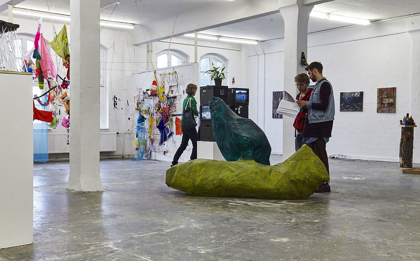 Menschen beim Besuch einer Ausstellung in der Galerie der HBK Braunschweig