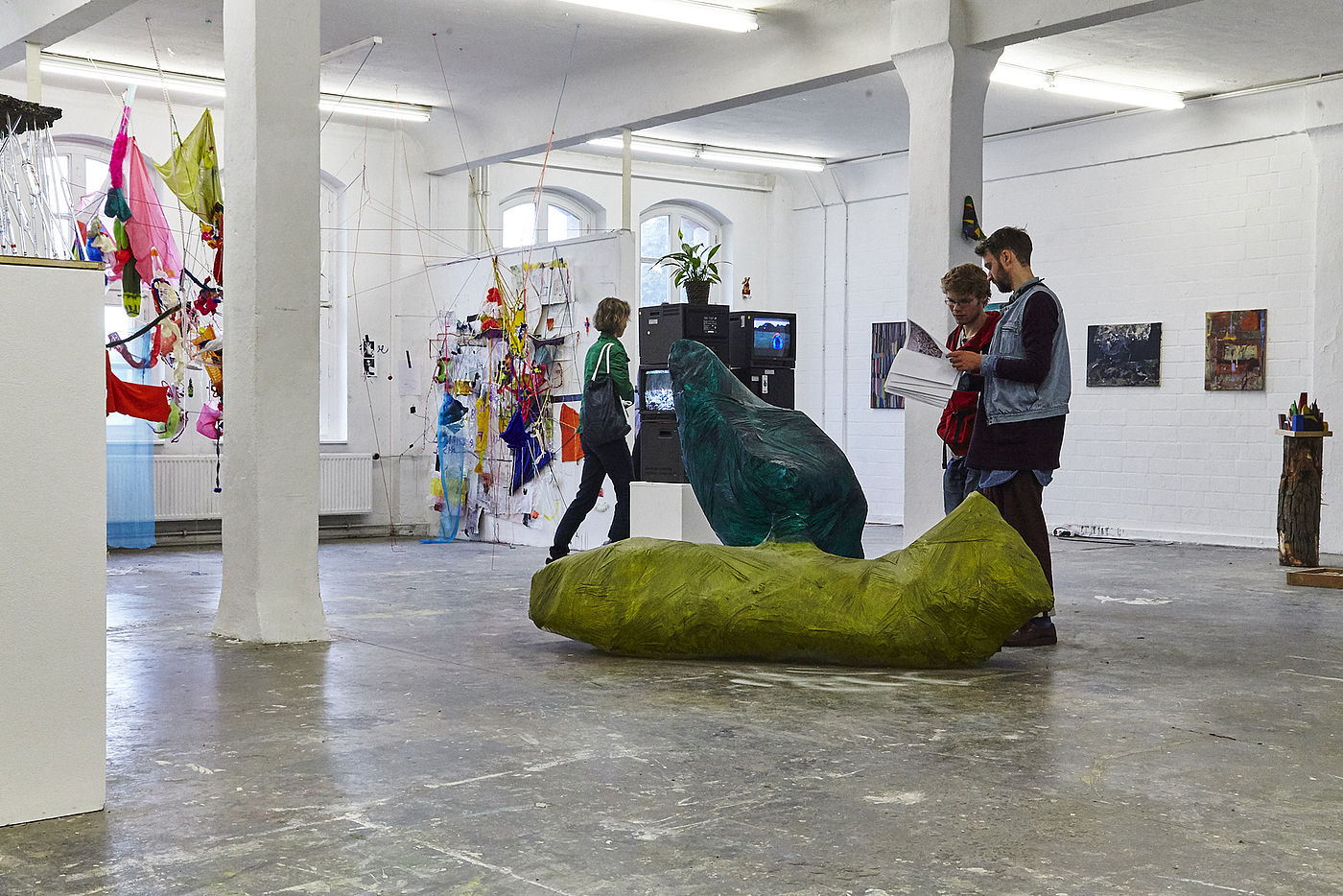 Menschen beim Besuch einer Ausstellung in der Galerie der HBK Braunschweig