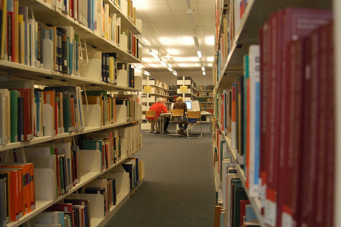 Studierende in der Bibliothek der Universität Hannover